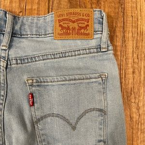 SIZE: 27 LEVI “721 HIGH RISE SKINNY” Jeans! COMFY!